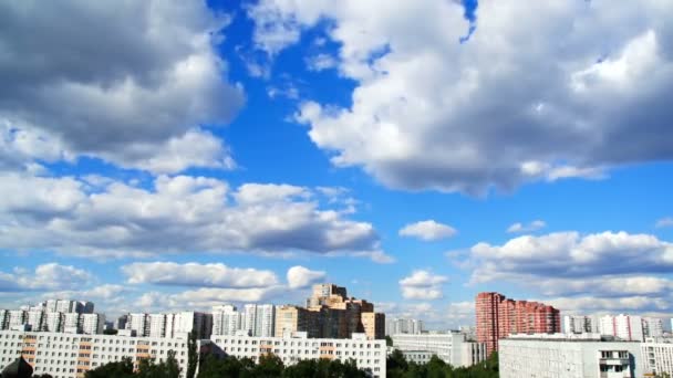 Nubes flotan sobre las casas — Vídeos de Stock