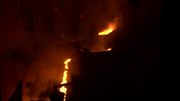 Oheň, kouř, proud roztaveného železa — Stock video