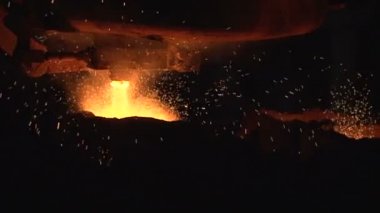 Metal kalıp içine dökülür