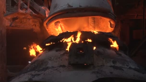 En grundläggande oxygen furnace närbild — Stockvideo