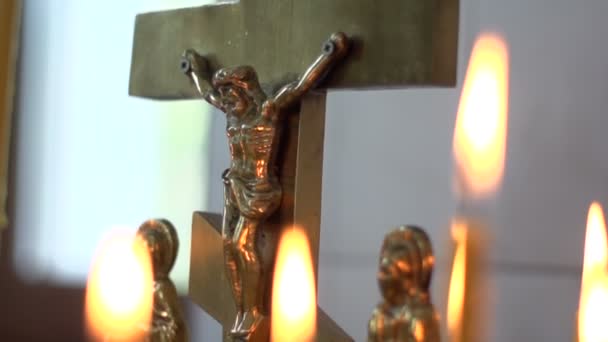 Crucifixo e velas — Vídeo de Stock