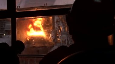 Ağır çekim. Bof çalışma ile bir adam silüeti