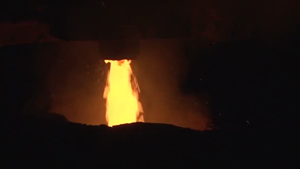 Le flux de métal en gros plan 