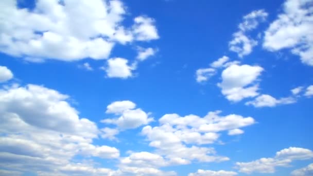 Он углубляет белые облака — стоковое видео