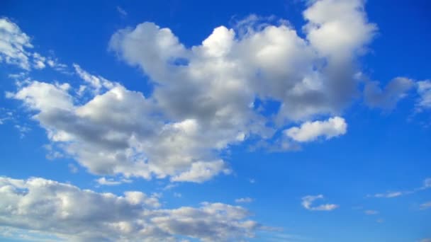 Wolken zweven in verschillende richtingen — Stockvideo