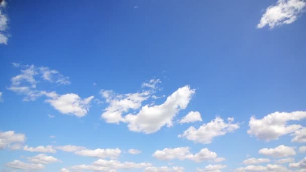 Nubes flotantes fila — Vídeo de stock