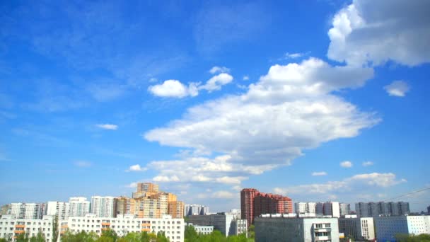 Große Wolke über der Stadt — Stockvideo