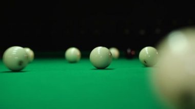 Çarpışma topları bir bilardo masası üzerinde