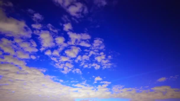 Nubes rápidas en el cielo nocturno — Vídeo de stock