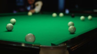 kulüp ve beyaz top bilardo masası snooker