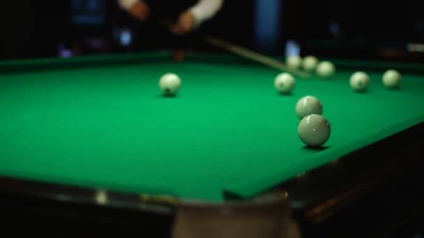 Le joueur frappe la balle dans le billard 