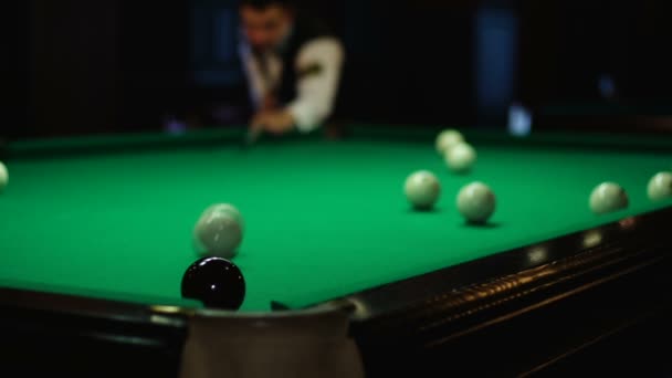 Balle noire a volé dans la poche 