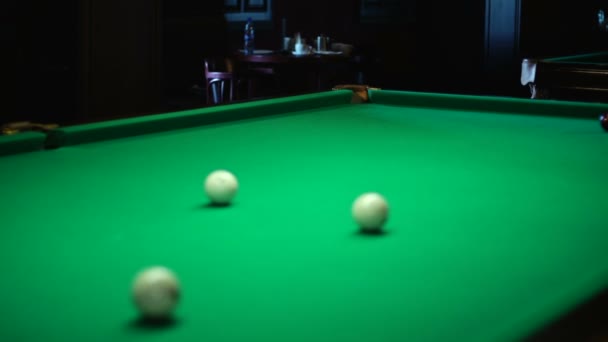 Cue et une balle dans la poche 