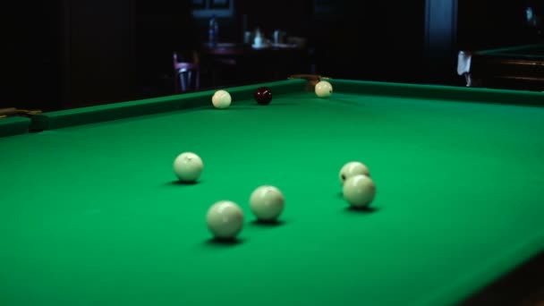 Balles roulantes sur un terrain de billard 