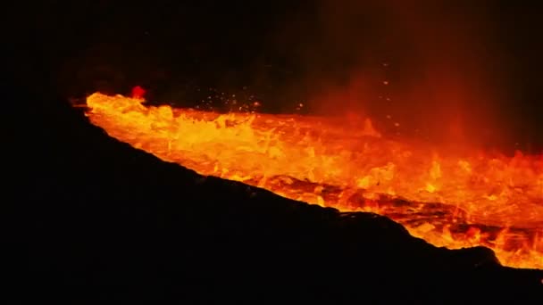 Verbrennung von geschmolzenem Metall — Stockvideo