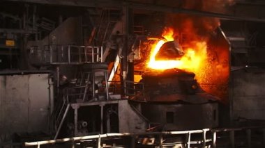 Bir temel oksijen fırını metal temizleniyor. genel planın yavaşladı