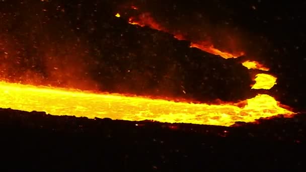 The river of molten metal — Stock Video