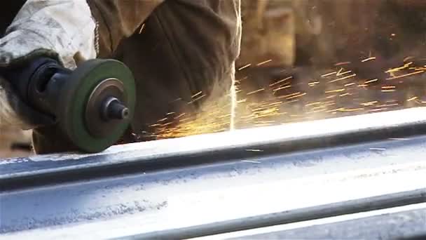 Primer plano del trabajador de GRINDER — Vídeo de stock