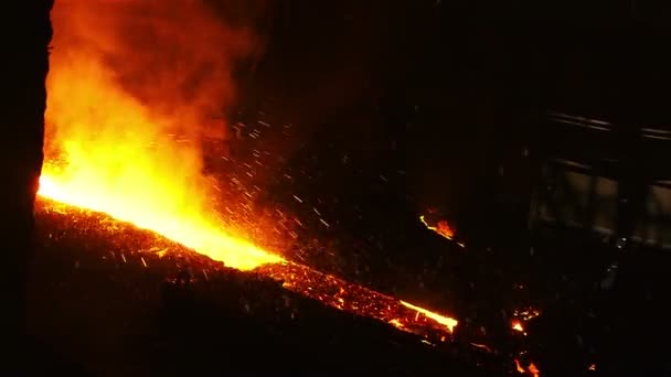 O fluxo de ferro líquido — Vídeo de Stock