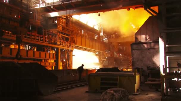 Робота з металургійний завод — стокове відео