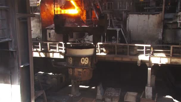 Derramamento de aço quente — Vídeo de Stock
