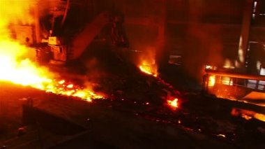 Yüksek fırın akan erimiş metal