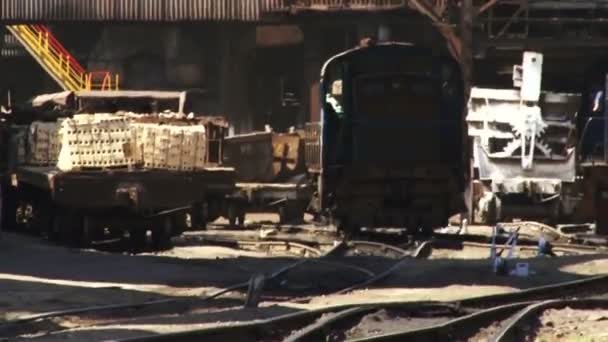 Locomotora de vapor en una planta metalúrgica — Vídeos de Stock