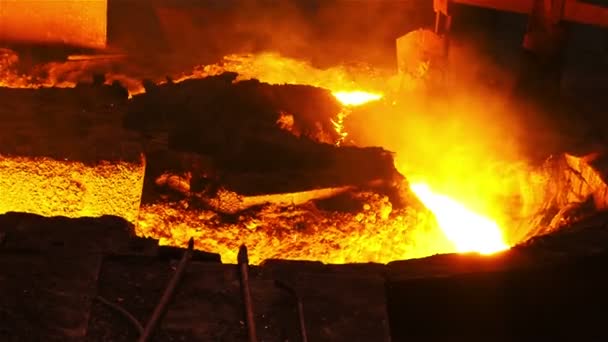 Olvadt fém és lángok — Stock videók