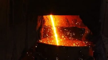 Kova içine erimiş metal akışı yavaşladı