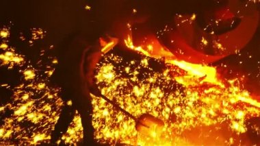 Ulaşım departmanı çalışanı bir kürek ve patlamaya bir kıvılcım çalışmak üretir