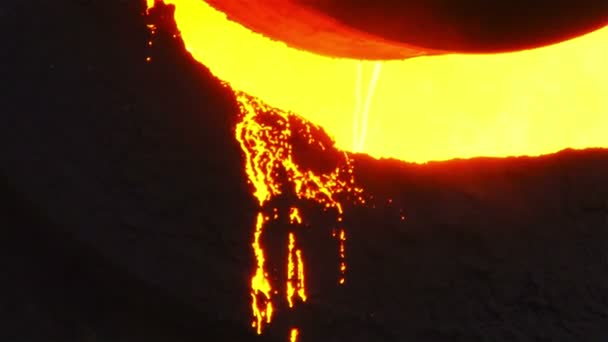 Rayos de fuego en el borde de la bañera — Vídeo de stock