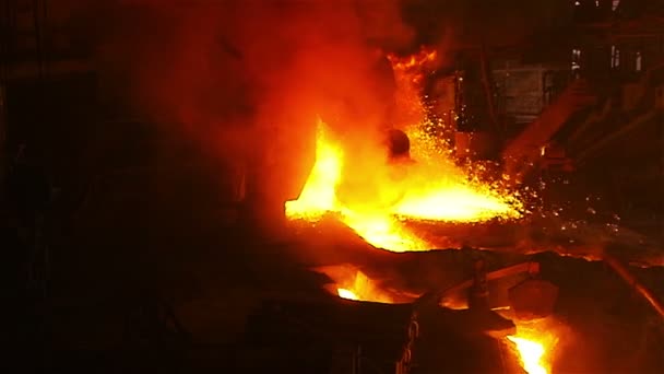 Do tanque o metal líquido é derramado na loja — Vídeo de Stock