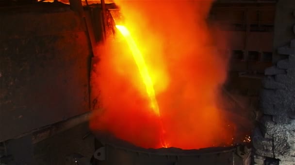 Zeitlupenfluss von heißem Metall — Stockvideo