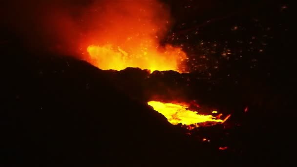 Der Strom von Feuer, Funken und heißem Metall — Stockvideo