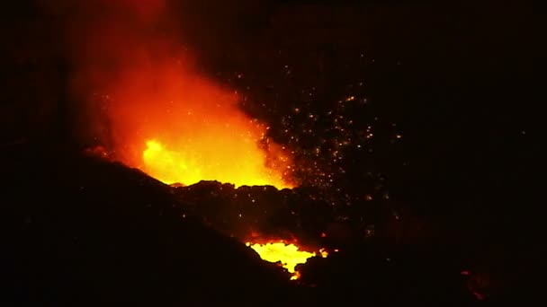 Faíscas de fogo lentas — Vídeo de Stock