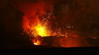 Ağır çekim metal dükkanda kıvılcım