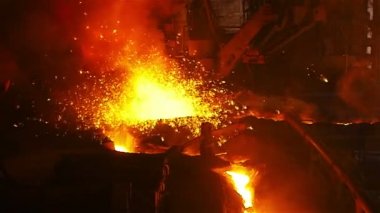 Ağır çekim erimiş metal ve nehrin ateşten kıvılcım