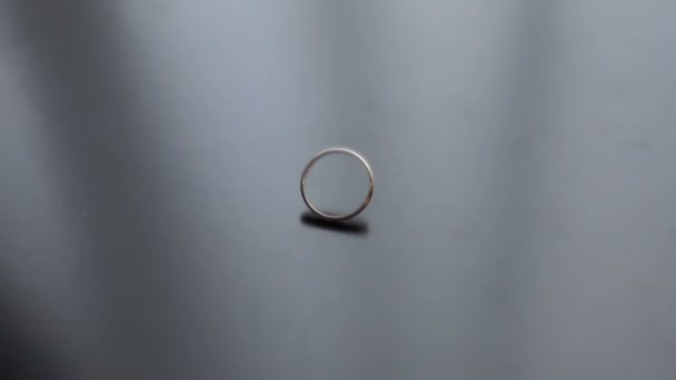 Hermoso anillo de boda gira sobre fondo oscuro — Vídeo de stock