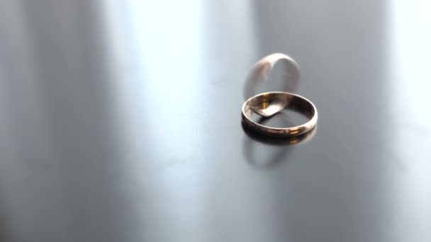 Anneaux de mariage tournant l'un dans l'autre 