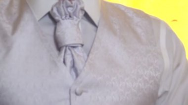 Bir erkek kravatını düzeltir.