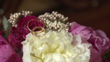 Alyans bir buket çiçek üzerinde