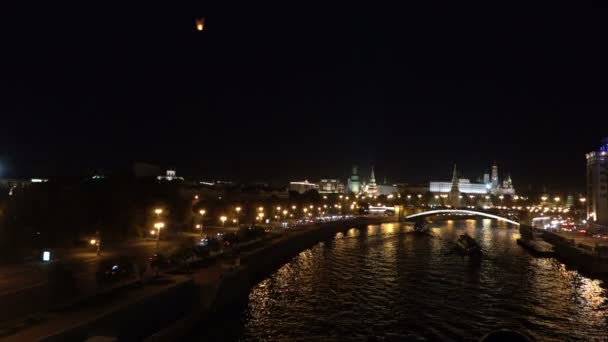 Natt utsikt över Moskvafloden, bridge och Kreml — Stockvideo