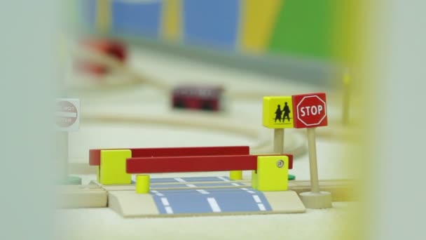 Speelgoed spoorweg crossing, de beweging van de camera — Stockvideo