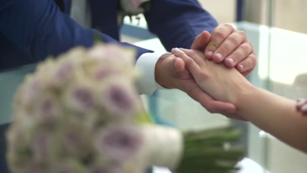 Novia acariciando las manos de la novia — Vídeos de Stock