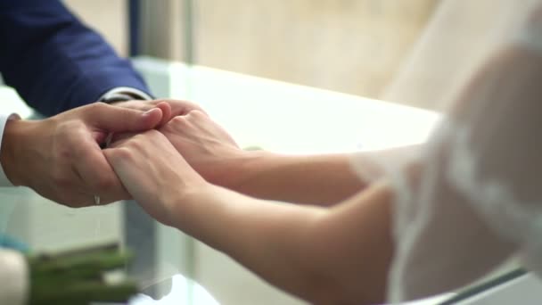 Мужская рука гладит женщин — стоковое видео