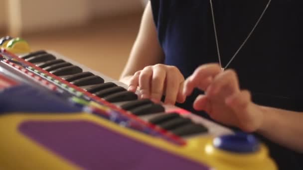 Hand van een kind spelen synthesizer — Stockvideo