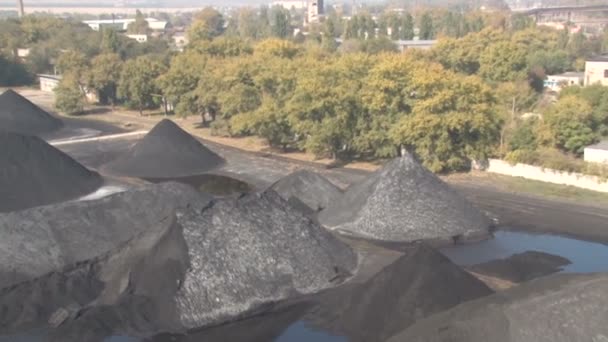 Горный уголь, лежащий на земле — стоковое видео