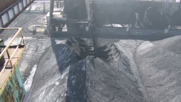 Куча угля и следы его обработки — стоковое видео