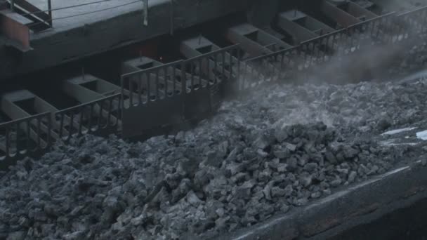 Rollen in kolen — Stockvideo