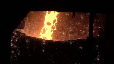 sıvı metal yavaş hareket ile Jet closeup kıvılcım